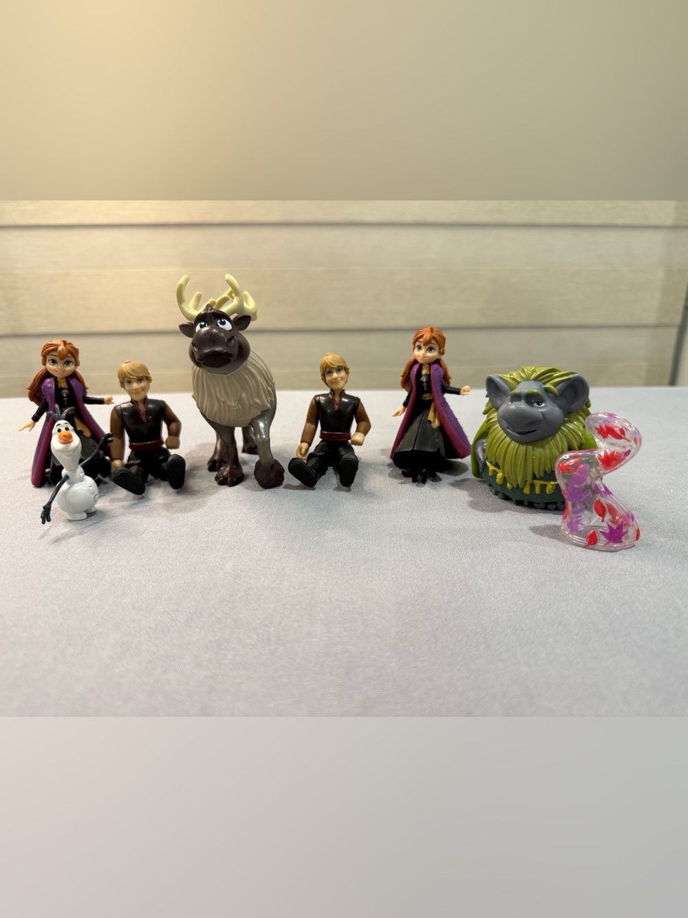 Disney Anna & Kristoff Mini Figure Set with Brown Reindeer and Purple Cloak